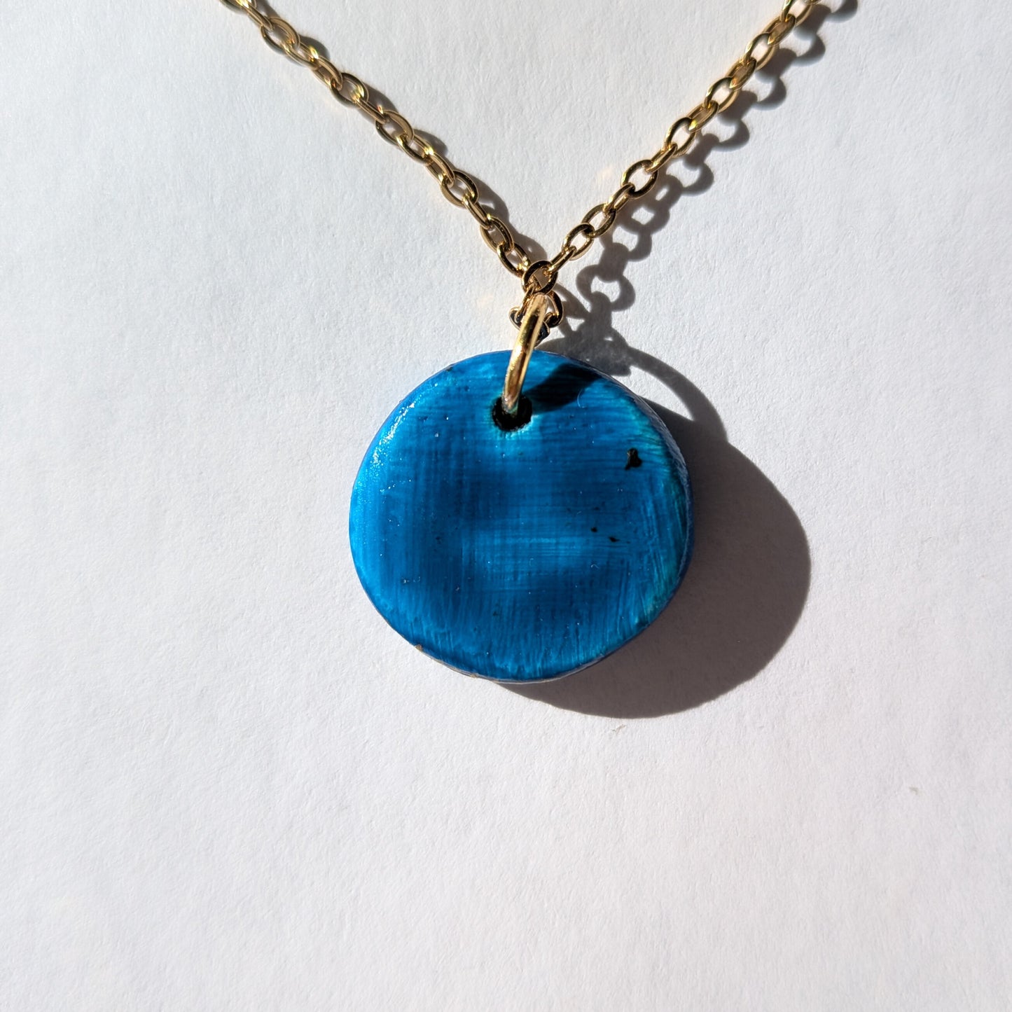 Le chat gris en esprit de Noël