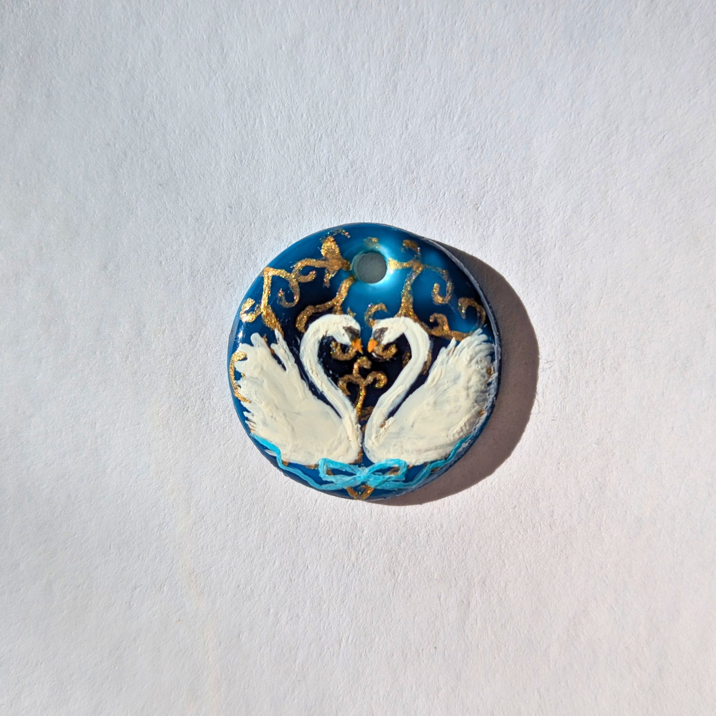 Cygnes en cœur et ruban bleu