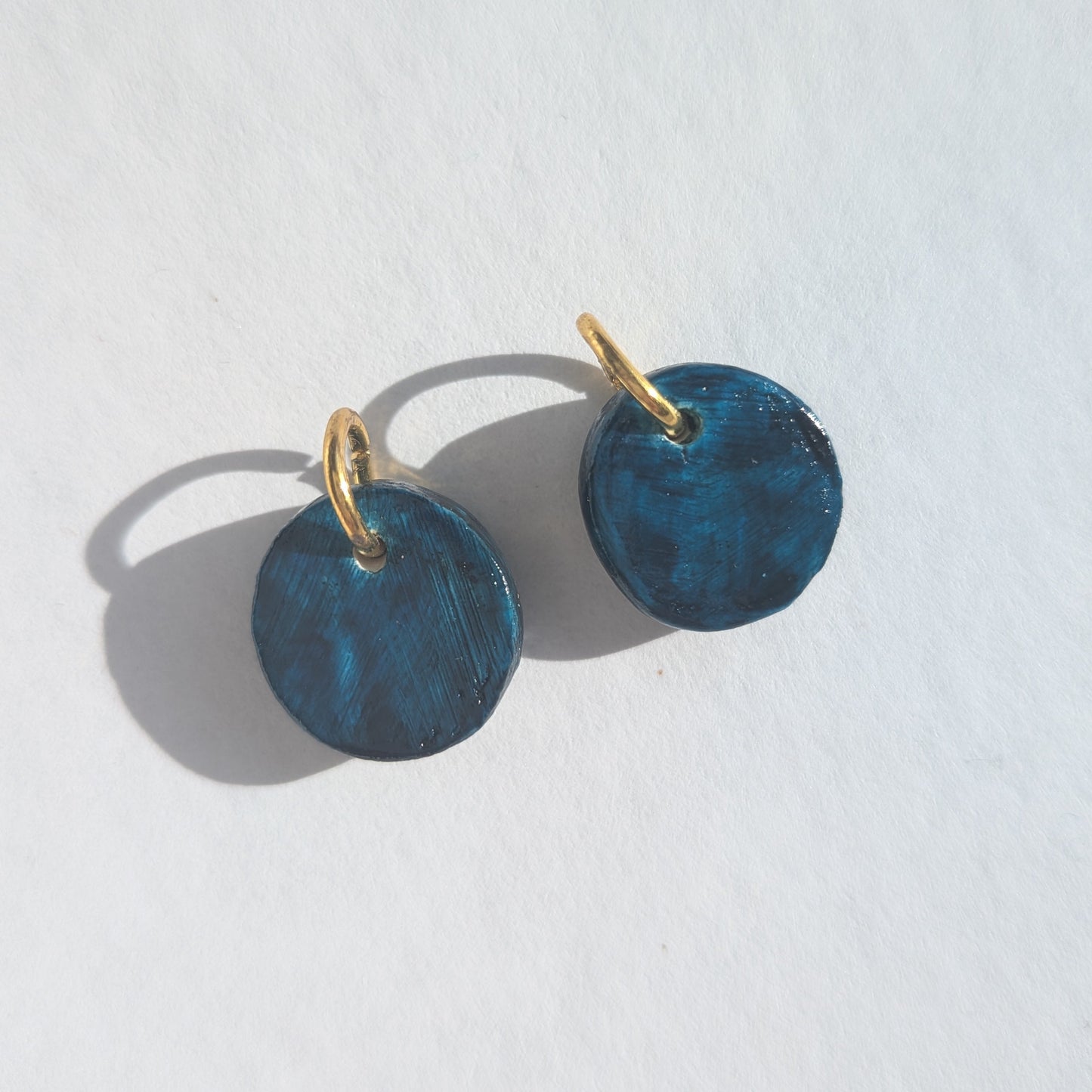 Les cygnes au ruban bleu