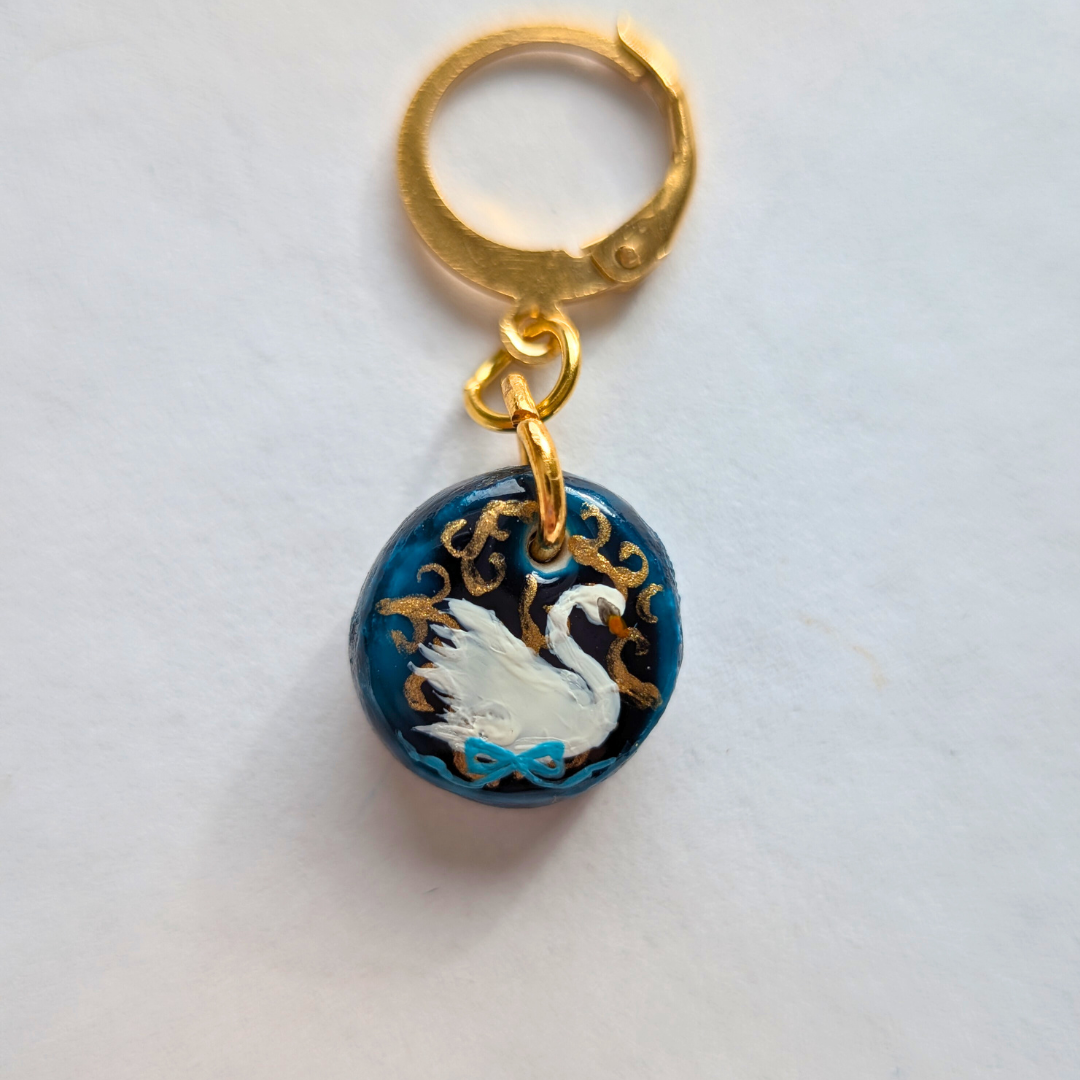 Les cygnes au ruban bleu