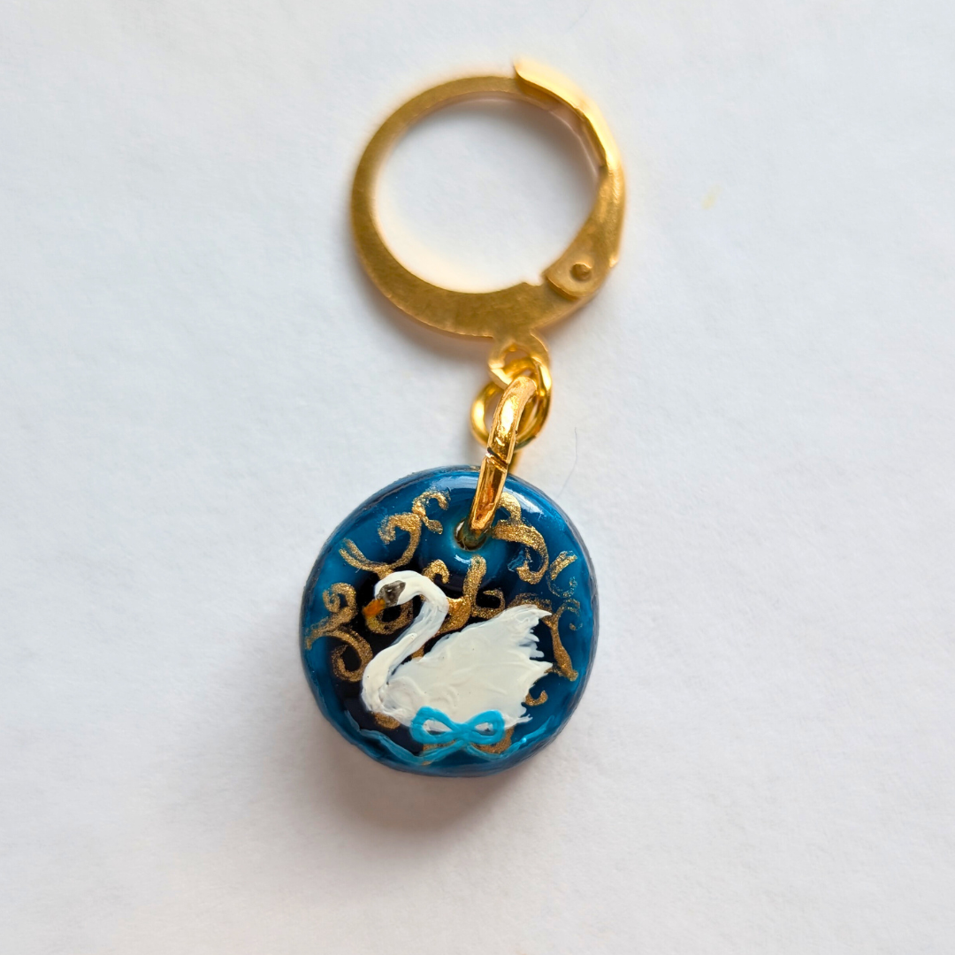 Les cygnes au ruban bleu