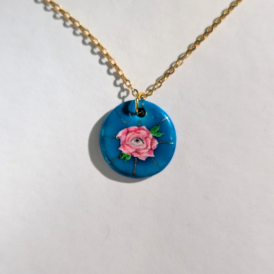 L’œil caché dans la rose