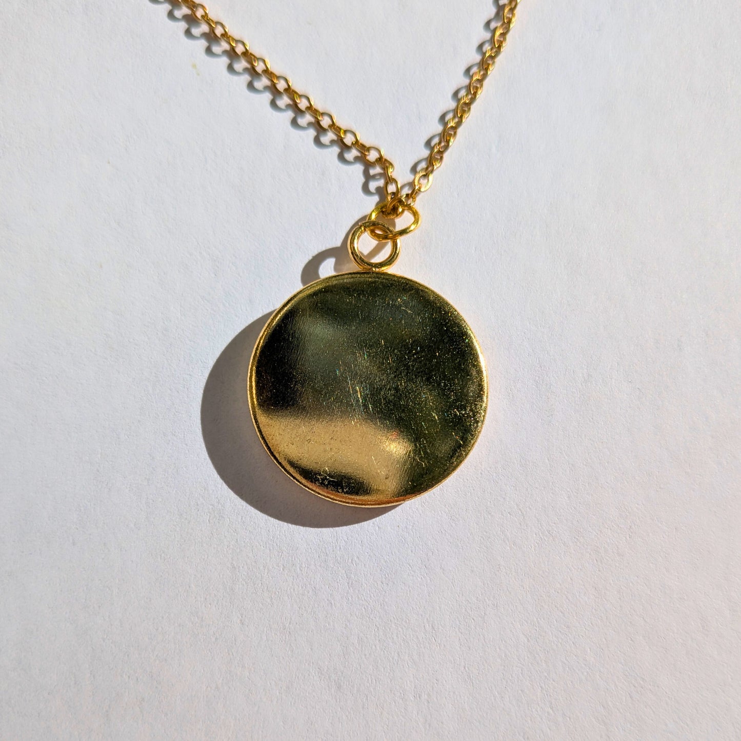 Le chat noir au ruban bleu