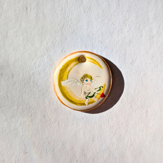 Ange assis sur un croissant de lune