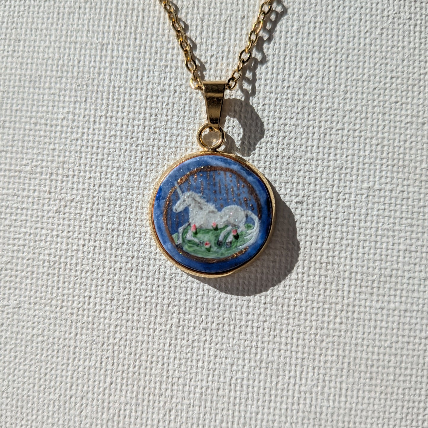La licorne couchée dans un champ de fleurs