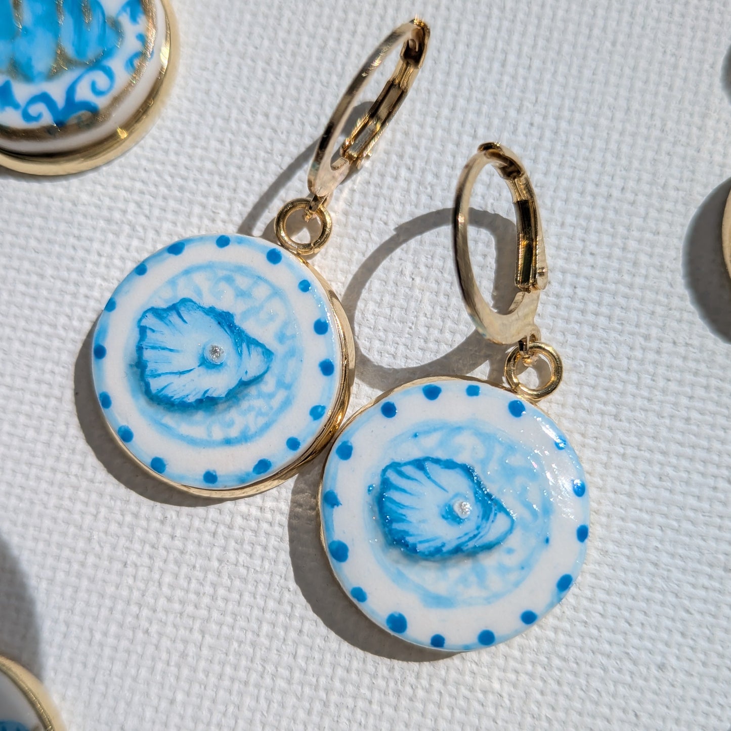 Huître et perle en cobalt et or