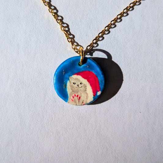 Le chat gris en esprit de Noël