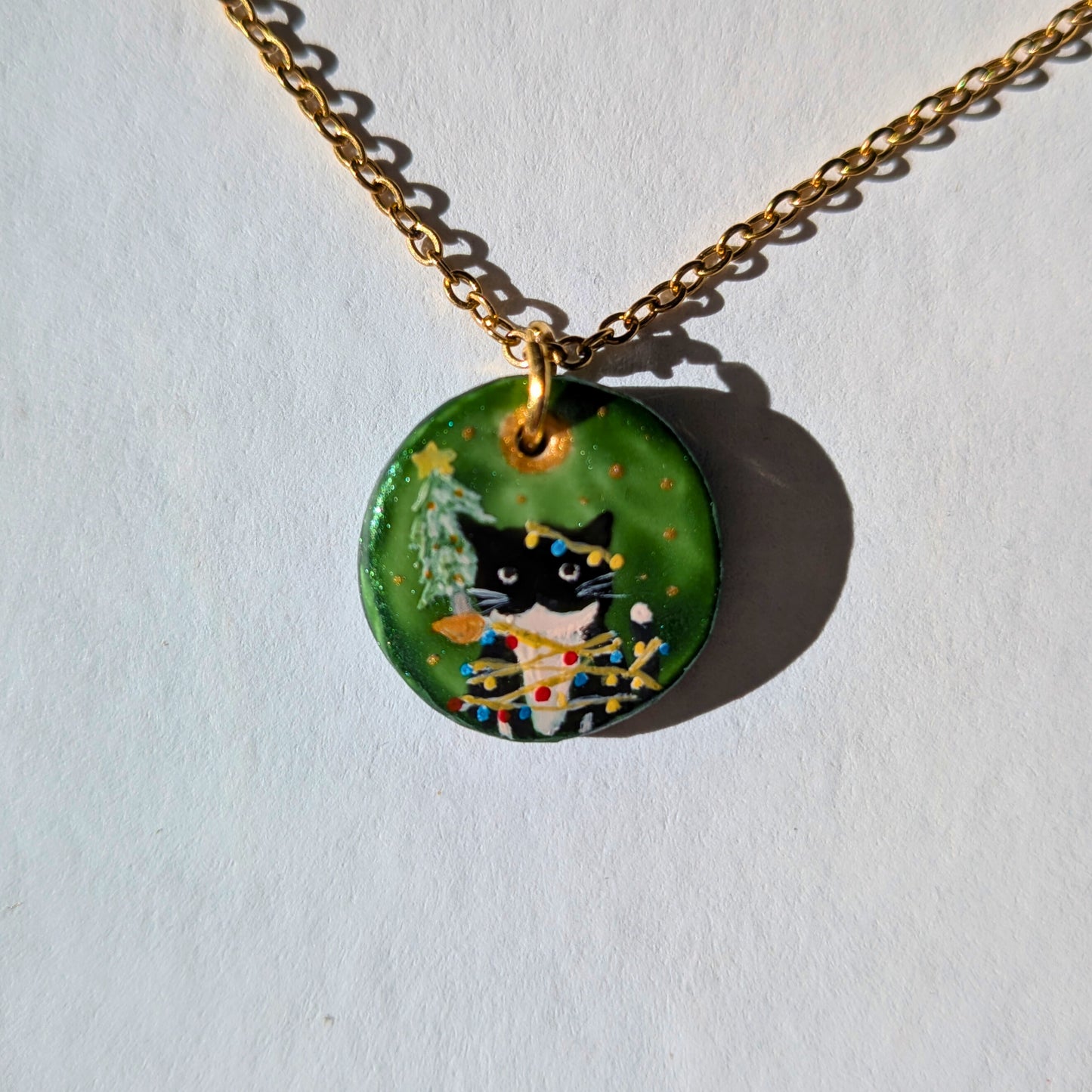 Le chat espiègle dans le sapin de Noël