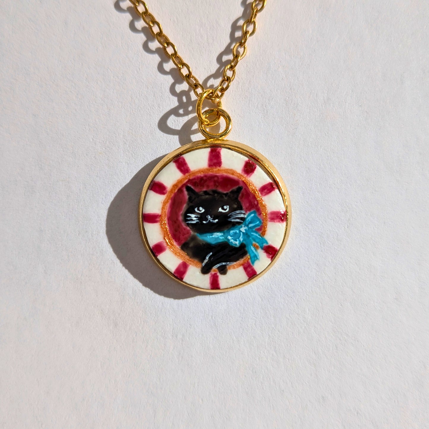 Le chat noir au ruban bleu