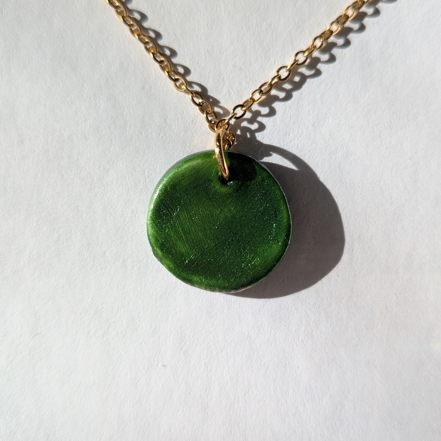 Le chat espiègle dans le sapin de Noël